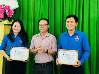 Trao tặng phòng học "Thắp sáng ước mơ Tri thức số"