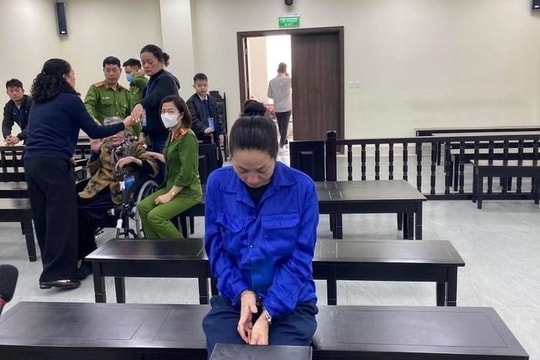 Bị em trai đánh, chị gái đổ xăng đốt biệt thự cổ