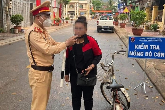 Người phụ nữ đi xe đạp bị cảnh sát giao thông phạt vi phạm nồng độ cồn