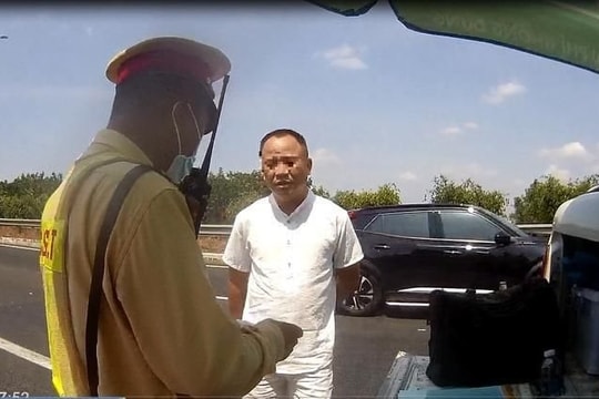 Công an điều tra một tài xế dùng thẻ nhà báo và giấy phép lái xe giả