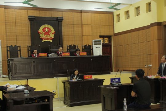 Tranh luận kịch tính trong phiên xử vụ án "chống người thi hành công vụ" ở Yên Bái