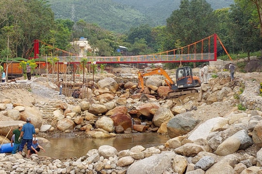 Cưỡng chế loạt công trình xây dựng trái phép tại suối Lương