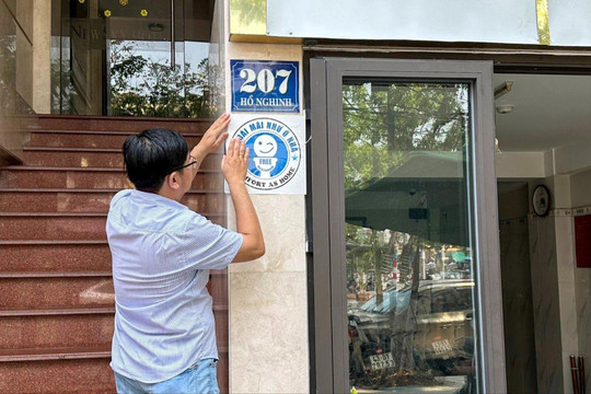 Dùng nhà vệ sinh miễn phí khi thấy biểu tượng hình mặt cười “Free Restroom”