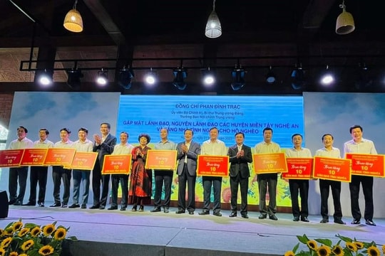 Trao kinh phí hỗ trợ xây nhà cho 11 huyện miền núi Nghệ An