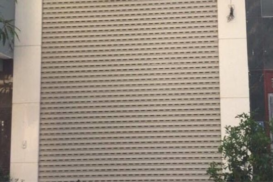 Bé trai 11 tuổi bị cửa cuốn đè tử vong