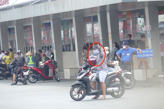 "Cò xe” ngang nhiên chèo kéo khách tại bến xe miền Tây