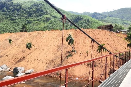 Thi công công trình hàng trăm tỷ, đất thải tiện đâu đổ đấy