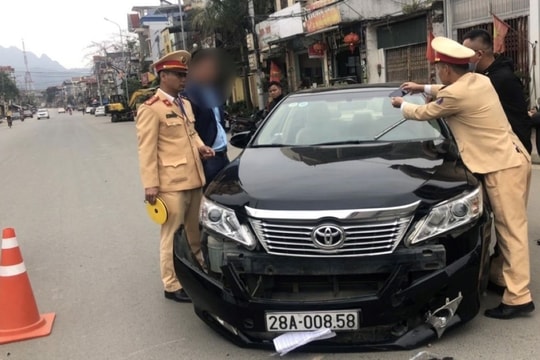 Chủ tịch phường điều khiển xe ô tô gây tai nạn khi hết hạn giấy phép lái xe