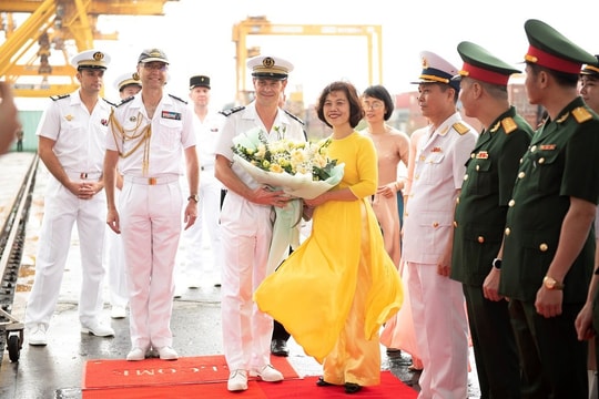 Tàu tuần dương PRAIRIAL của Hải quân Pháp thăm Hải Phòng