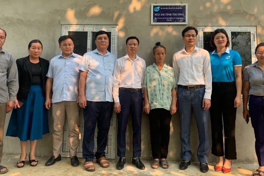 TAND tỉnh Thanh Hóa trao nhà "Mái ấm tình thương" cho hộ nghèo vùng biên giới