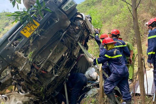 Phú Yên: Xe tông vào vách núi 'chở quá tải, khả năng hư phanh'