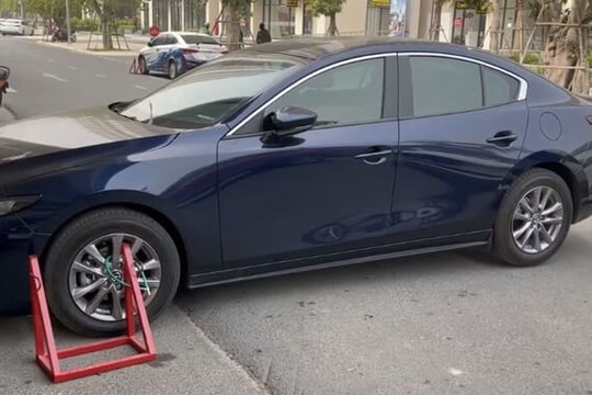 Bảo vệ có được phép phạt tiền và khóa bánh ô tô đỗ sai tại khu chung cư?