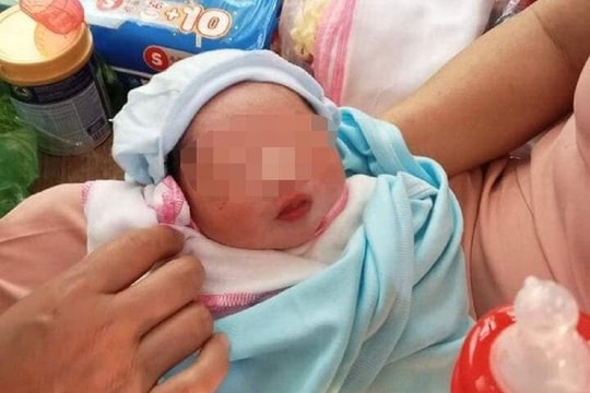 Bé trai sơ sinh bị bỏ rơi cạnh đống rác