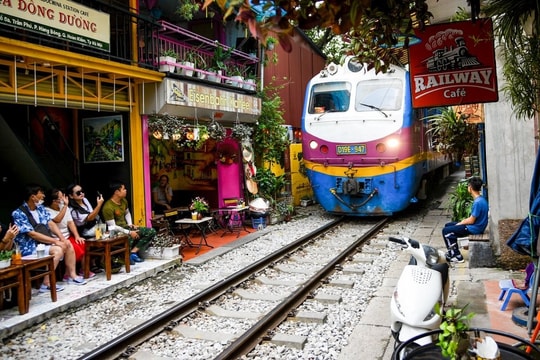Hà Nội yêu cầu công ty du lịch không đưa khách đến "cà phê đường tàu"