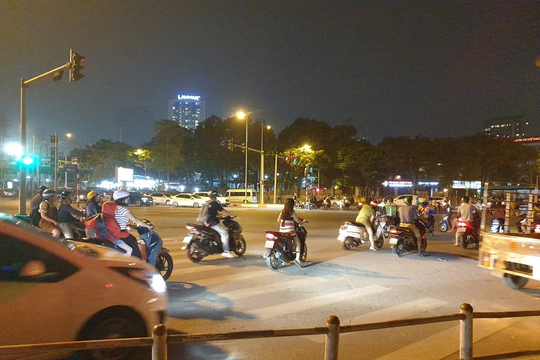 Bất cập ở ngã tư Võ Chí Công - Xuân La