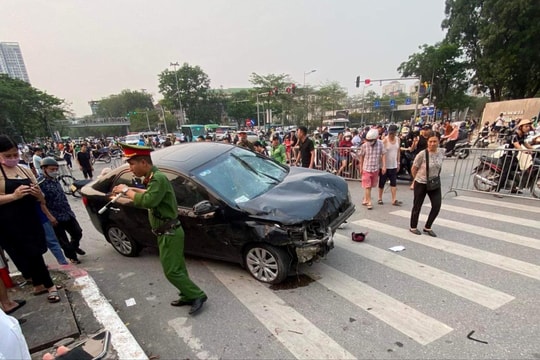 Video "ô tô điên" tông hàng chục xe máy