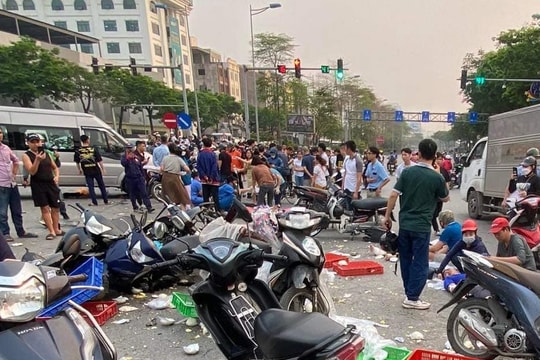 Ô tô tông liên hoàn vào hàng chục xe máy ở Hà Nội