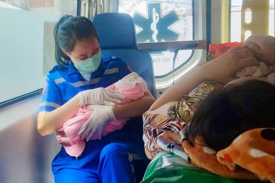 Sản phụ "đẻ rơi" trong phòng tắm