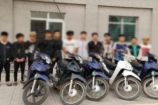 Tạm giữ 13 thiếu niên mang hung khí đi đánh nhau