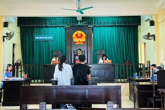 Cặp đôi đến trường học để trộm cắp tài sản