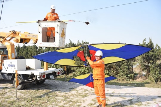 EVNHANOI khuyến cáo về đảm bảo an toàn hành lang lưới điện