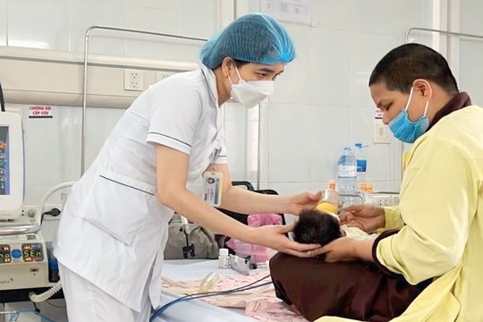 Bé sơ sinh nghi ngộ độc thuốc trầm cảm từ mẹ