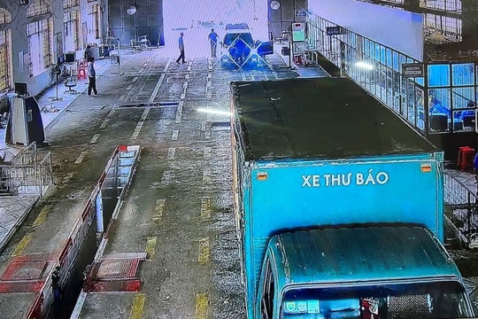 Đăng kiểm viên lùi xe làm gãy chân đồng nghiệp