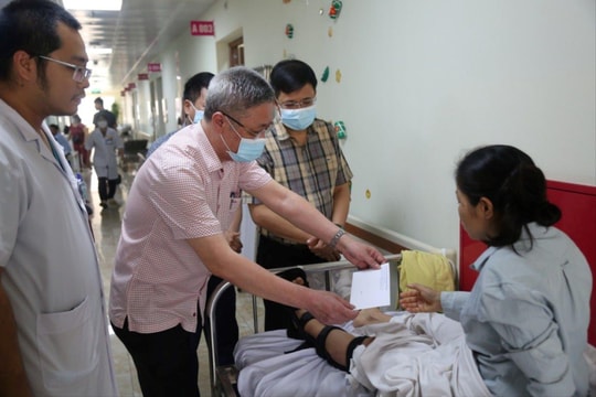 Ban An toàn giao thông TP Hà Nội thăm hỏi nạn nhân vụ tai nạn ở quận Tây Hồ