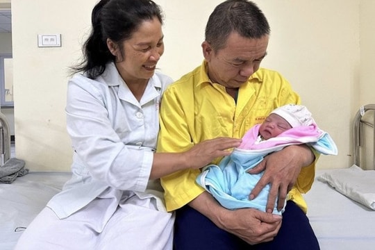 Sản phụ sinh thường ở tuổi 51, em bé nặng 3,2kg