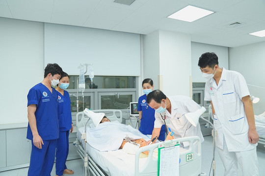 Người đầu tiên ở Việt Nam được nối hai cẳng chân bị đứt rời