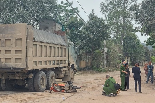 3 học sinh thương vong khi tông vào xe tải