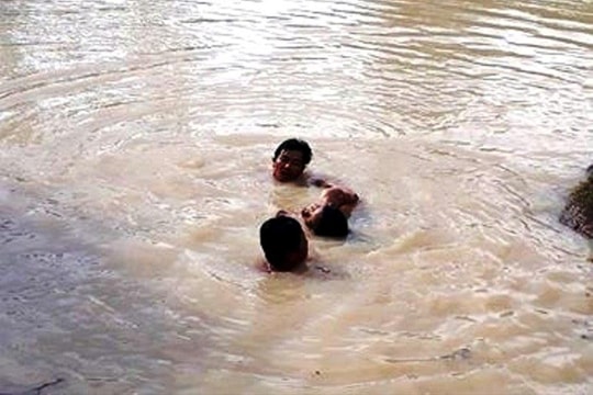 Hai em nhỏ tử vong do đuối nước khi đi mò ốc