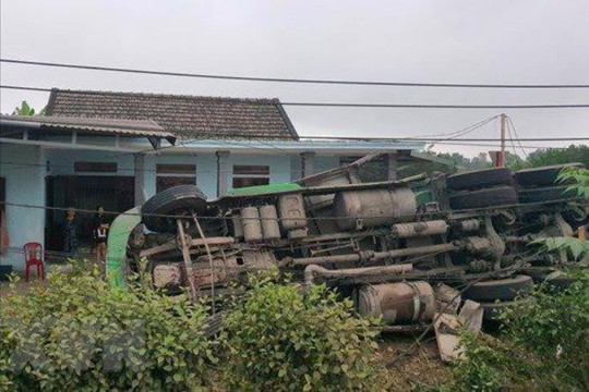 Xe mất lái đâm vào nhà dân, 1 người bị thương
