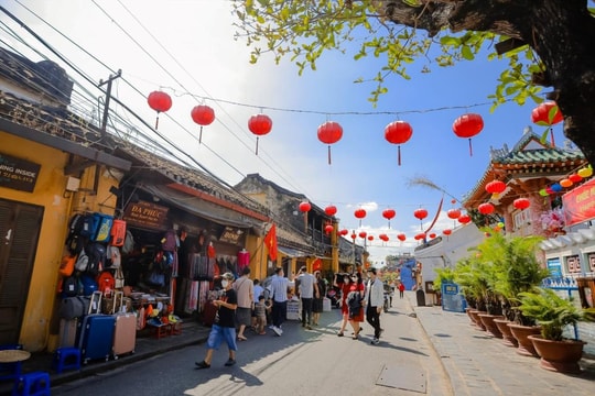 Hội An chưa áp dụng thu phí toàn bộ du khách vào phố cổ
