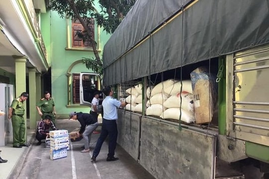 Tạm giữ lô hàng rượu, sữa, đường cát không rõ nguồn gốc