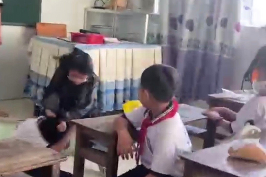 Xác minh clip một học sinh tiểu học bị nhóm bạn đánh trong lớp học