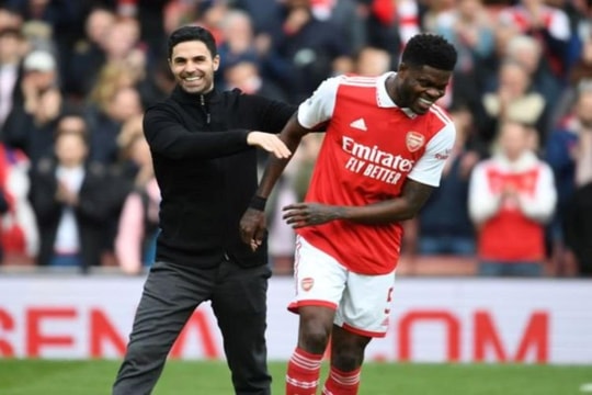 Man City gây áp lực với Arsenal bằng đại thắng trước Southampton