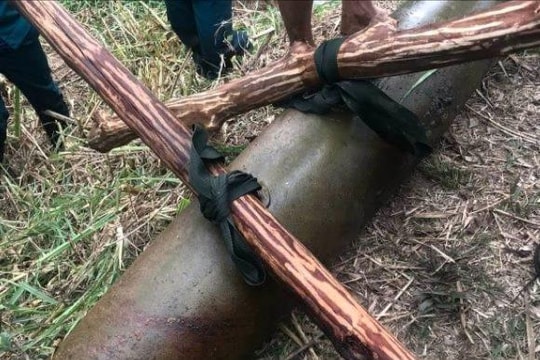 Kon Tum: Phát hiện quả bom “khủng” dưới suối
