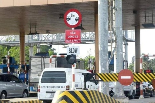 Yêu cầu tháo dỡ các biển báo "cấm dừng xe quá 5 phút" tại trạm thu phí