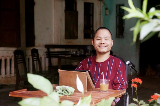 Chàng trai trên chiếc xe lăn và hành trình vượt lên số phận