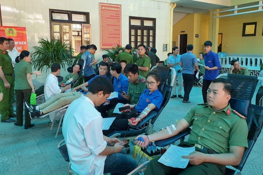 TT-Huế: Hàng trăm cán bộ chiến sỹ tham gia hiến máu nhân đạo