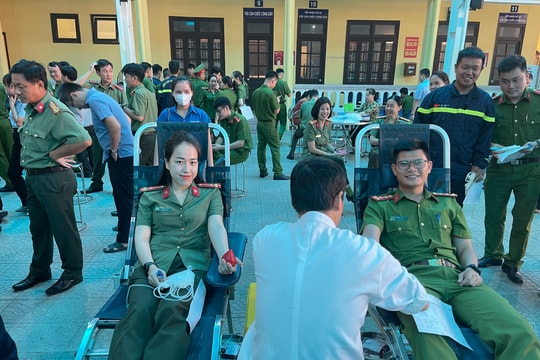 Hàng trăm cán bộ chiến sỹ tham gia hiến máu nhân đạo