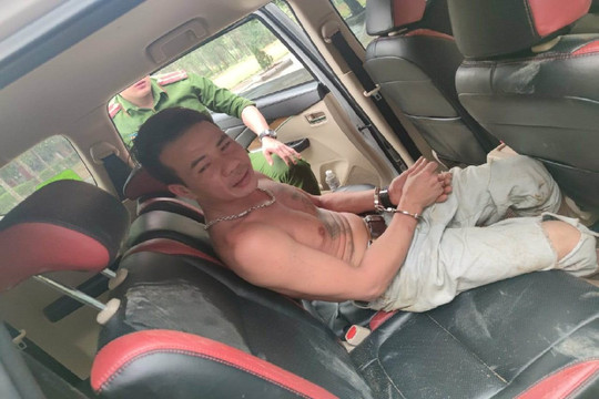 Say rượu còn cầm kéo đe dọa Cảnh sát
