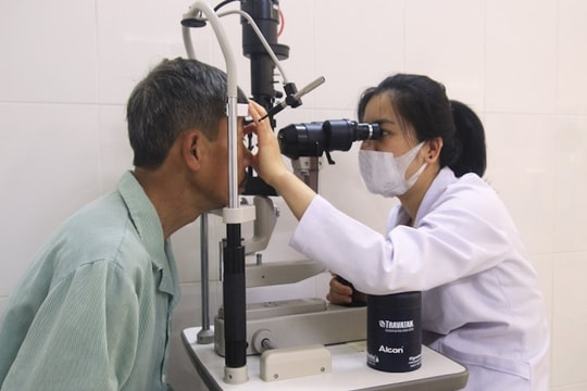 Bảo tồn nhãn cầu cho người đàn ông bị viên sỏi bắn vào mắt