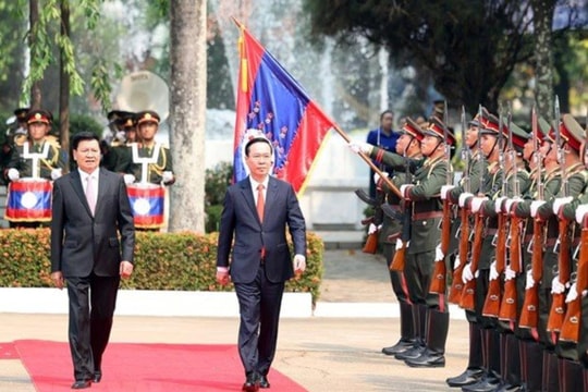 Tổng Bí thư, Chủ tịch nước Lào đón, hội đàm với Chủ tịch nước Võ Văn Thưởng