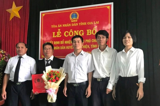 Trao quyết định bổ nhiệm Phó Chánh án TAND huyện Phú Thiện