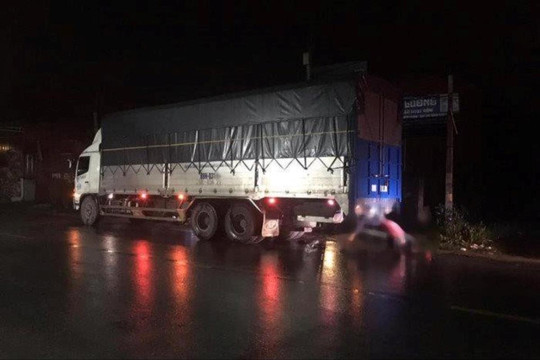 Tông vào đuôi xe tải đỗ bên đường, nam thanh niên tử vong tại chỗ