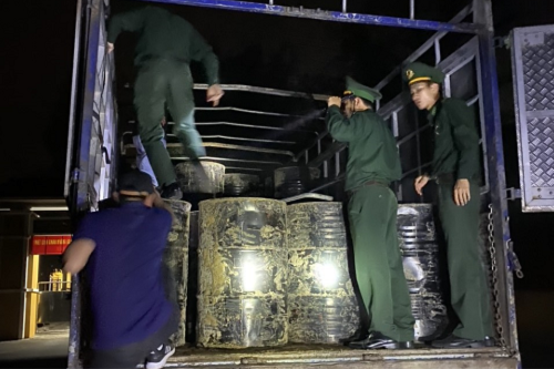 Bắt giữ phương tiện vận chuyển 15 tấn chất lỏng không rõ nguồn gốc