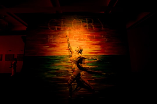 Hàng trăm khách tham dự triển lãm “Glory to GLORY” ngày đầu mở cửa