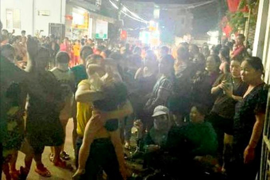 Hàng trăm người kéo đến nhà vợ chồng chủ tiệm vàng để đòi nợ